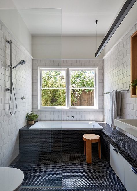 Single-Storey Cottage Extension / House to Catch the Sun by MAKE Architecture Bath And Shower Combo, Modern Shower Ideas, Master Shower Ideas, Studio Bright, Cottage Extension, Minimalist Showers, Shower Combo, Built In Bath, Australian Interior Design