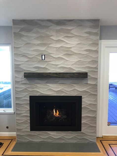 Coastal Fireplaces Ideas, Electric Fireplace Tile Surround, Coastal Fireplace Ideas, Black Fireplace Wall, Gas Fireplace Ideas Living Rooms, Tile Makeover, Zona Tv, Fireplace Walls, Fireplace Feature