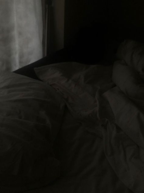 Bed Background, Bed Astethic Dark, Cozy Bed Aesthetic Dark, Comfy Bed Aesthetic Night, Comfy Bed Aesthetic Dark, Messy Dark Bedroom, Messy Bed Aesthetic Dark, Messy Bed, Comfy Bedroom