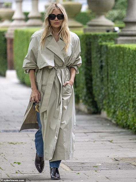 Siena Miller, Trench Coat Street Style, Sienna Miller Style, Black Tie Attire, Winter Styling, Style Rut, Oversized Trench Coat, Blue Mom Jeans, Trench Coat Outfit