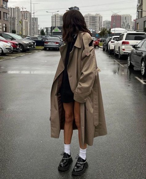 Rainy New York Outfit, London Rainy Day Outfit, Rainy Day Winter Outfit, Rainy Summer Outfit, Rainy Weather Outfits, Trench Coat Outfits, Trench Coat Street Style, Paris Fits, London Outfits