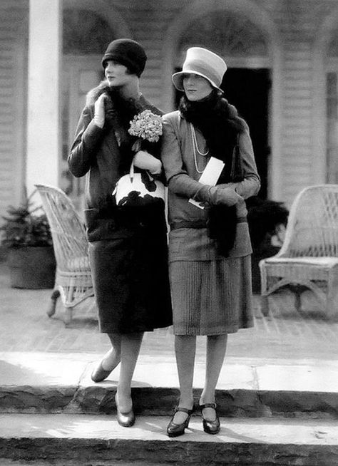 1926. Fashion models in Edward Molyneux and Drecoll. Photo by Edward Steichen 1926 Fashion, Twenties Dress, Style Année 20, Idda Van Munster, Edward Steichen, 1920 Fashion, Louise Brooks, Elsa Schiaparelli, Look Retro