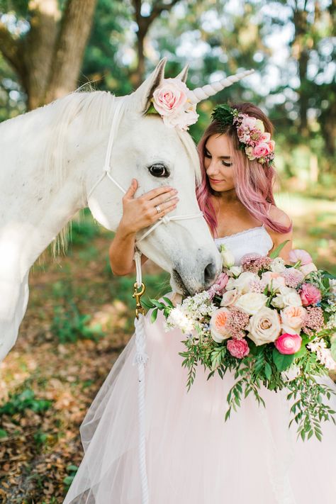 Inspiration for a unicorn-inspired wedding with gorgeous pink touches and accents. #unicorns #wedding #rusticwedding #weddingbouquets #weddingflowers Unicorn Carousel, Unicorn Wedding, Horse Carousel, Horse Pony, Carousel Horse, Pony Horse, Horse Diy, Clydesdale, Unicorn Horn