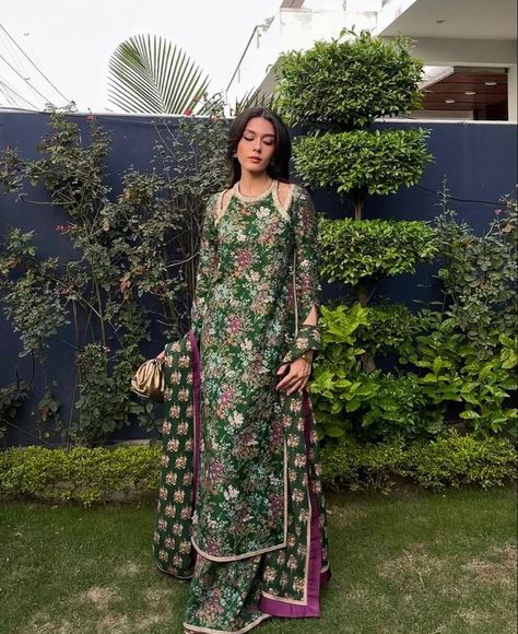 Green Pakistani Suit, Desi Fashion Casual, Pakistani Dresses Casual, Pakistani Fashion Party Wear, Pakistani Fancy Dresses, Beautiful Pakistani Dresses, Sleeves Designs For Dresses, Simple Pakistani Dresses, Designer Dresses Casual