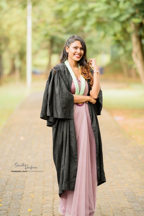 Convocation Outfit Graduation Indian, Saree Graduation Look, Convocation Saree Ideas Graduation, Indian Graduation Outfits, Graduation Saree Outfit Ideas, Graduation Outfit Ideas Indian, Graduation Saree Ideas, Convocation Saree Ideas, Convocation Poses