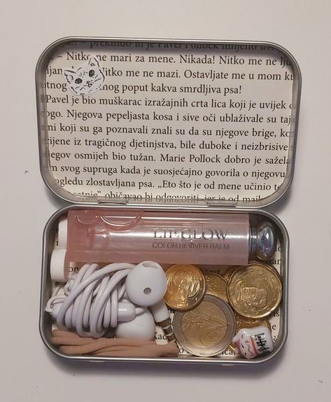 Dior lip addict glow, headphones, book text, barkleys mints, euros, good luck charm, hairtie, wallet Mint Box Aesthetic, Tin Box Wallet, Alto Is Tin Crafts, Mint Container Crafts, Barkleys Mints Wallet, Mint Box Wallet, Tin Box Aesthetic, Mint Tin Wallet, Altoid Tin Gifts