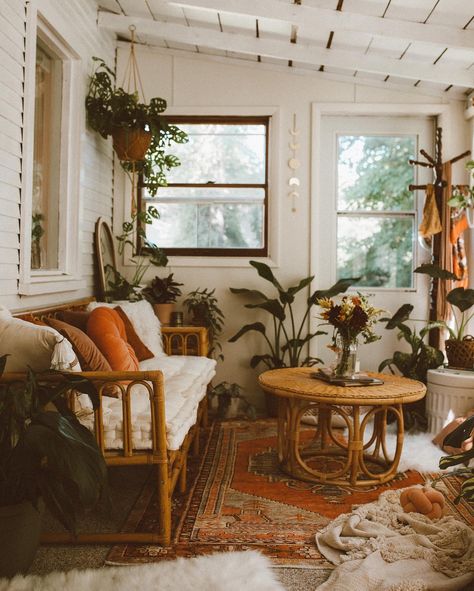 Porch Vibes, Cozy Sunroom, Small Sunroom, 70s Furniture, Sunroom Furniture, Sunroom Decorating, Florida Room, Boho House, Room With Plants