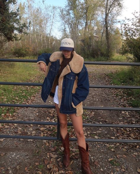 Country Bumpkin Outfits, Beth Dutton Inspired Outfits, Winter Farm Outfit, Short Cowgirl Boots Outfit, Wyoming Outfit, Cold Western Outfit, Cabincore Fashion, Modern Cowgirl Outfits, Winter Cowgirl