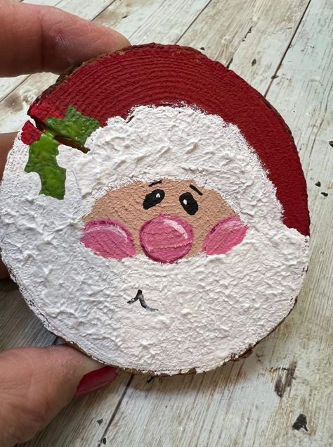 Santa Claus Wooden Ornaments, Painted Wooden Slice Ornaments, Vintage Santa Ornaments Diy, Wood Burning Ornaments Diy, Christmas Painting Ornaments Ideas, Painting On Wooden Coasters, Flat Round Ornaments Diy, Decorating Wooden Ornaments, Christmas Freshies Ideas