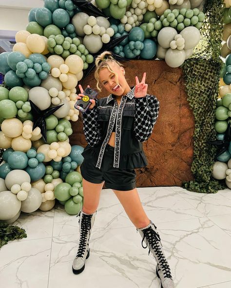 JoJo Siwa (@itsjojosiwa) • Instagram photos and videos Crush Challenge, Jojo Siwa Instagram, Disney Core, Jojo Siwa Outfits, Today I Learned, Core Memory, Hollywood Sign, Celeb Crushes, Jojo Siwa