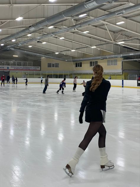 Blonde Figure Skater Aesthetic, Figure Skating Lifestyle, Ice Skating Professional, Iceskating Instagram Photos, Winter Ice Skating Outfit, Ice Skater Outfits, Figure Skating Outfits Practice, Ice Skater Aesthetic, Figure Skater Aesthetic