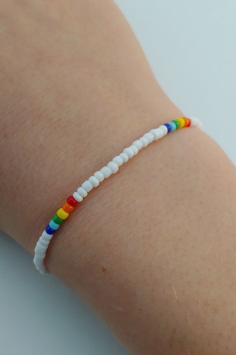 Pride Friendship Bracelet Beads, Rainbow Seed Bead Bracelet, Lgbtq Bracelet Beads, Stretchy Bracelets Diy Ideas, Pride Beaded Jewelry, Pride Bracelet Diy Beads, Pride Beaded Bracelets, Pride Bracelet Diy, Pride Jewelry Diy