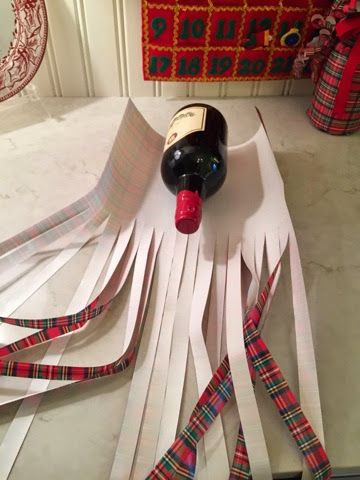 Wine Bottles Gift Wrap, Bottle Gift Wrapping, Pretty Gift Wrapping Ideas, Gift Wrapping Tutorial, Wrapped Wine Bottles, Creative Wrapping, Gift Wrapping Techniques, Creative Gift Wraps, Christmas Gift Basket Ideas