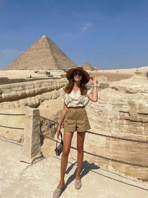 Dubai Dessert Outfits Ideas, Egypt Tourist Outfit, Egypt Trip Outfit, Dahab Egypt Outfits, Egypt Holiday Outfits, Egypt Outfit Ideas, Egypt Vacation Outfit, Egypt Aesthetic Outfits, Safari Aesthetic Outfit