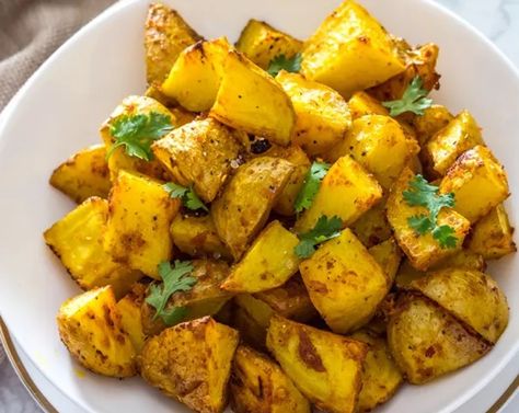 Thai Potatoes, Curry Potatoes, Thai Yellow Curry, Yellow Curry, Lent Recipes, Cooking App, Savory Food, Pescatarian Recipes, Potato Side Dishes