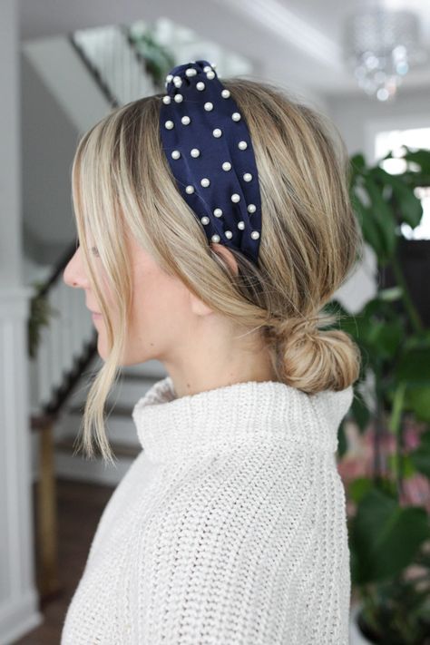 Pearl Headband Hairstyles, Knotted Headband Hairstyle, Headbands Hairstyles Short, Headband Trend, Wear A Headband, Hairband Hairstyle, Updo With Headband, Peinados Fáciles Para Cabello Corto, Pearl Headband