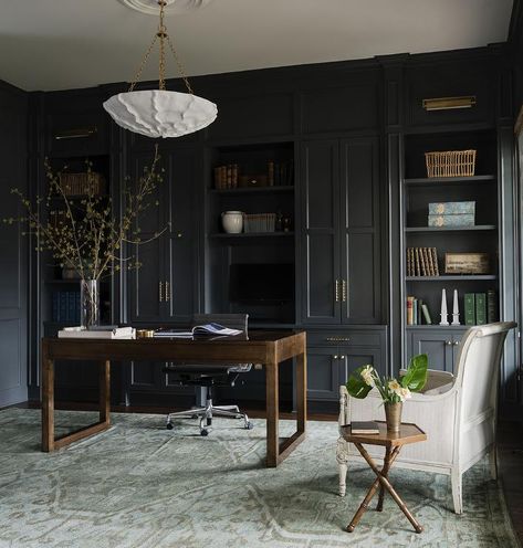 A black leather task chair sits at a brown wooden desk placed on a gray and blue wool rug in an elegantly appointed sophisticated den. Masculine Home Office, Office Built Ins, Built In Bookcase, Built In Cabinets, Home Office Space, Office Room, A Living Room, Home Library, Office Inspiration