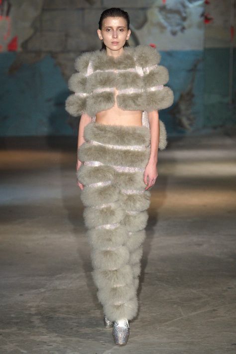 Serkan Cura Spring 2015 Couture Fur Pants, 2015 Couture, Fur Dress, Fur Clothing, Runway Dresses, Fashion Project, Future Fashion, Big Fashion, Trend Forecasting