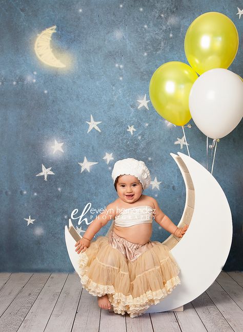 Cake smash moon photography Two The Moon Photoshoot, Moon Crib, Cake Smash Ideas, Cake Children, Newborn Family Pictures, Balloons Cake, Girls Cake, 1st Birthday Party For Girls, Photography Cake