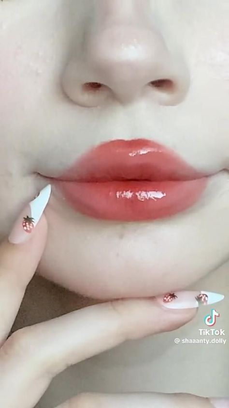 Cosplay Lip Tutorial, Kawaii Lip Tutorial, Dolly Lips Makeup, Dolly Makeup Look, Cute Dolly Makeup, Dolly Make Up, Dolly Makeup Aesthetic, Dolly Makeup Tutorial, Juicy Lips Tutorial