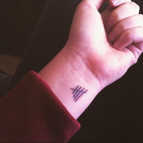 Tattoo 💁 5sos 5sos Tattoos Ideas, 5sos Tally Tattoo, 5sos Inspired Tattoos, 5sos Tattoo, Cool Tattoos For Women, Frozen Tattoo, Cool Little Tattoos, Matching Best Friend Tattoos, Tattoos Matching