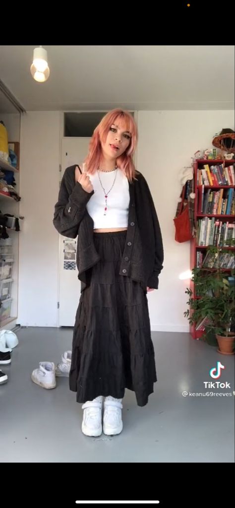 Black Skirt Outfit Aesthetic, Black Long Skirt Outfit, Black Midi Skirt Outfit, Grunge Skirt Outfit, Long Skirt Outfits Aesthetic, Long Black Skirt Outfit, Skirt Outfits Aesthetic, Long Black Skirt, Black Skirt Outfits