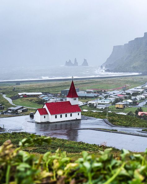 📍 Vik, Iceland 🇮🇸 This photo took me some effort, so I want to leave it here! In Vik we got caught in an incredible storm and got soaked. But Iceland continues to show me how harsh it can be. #iceland #hiddeniceland #guidetoiceland #lostiniceland #wheniniceland #inspiredbyiceland #visiticeland #vik #blacksandbeach Iceland In June, Vik Iceland, I Want To Leave, Visit Iceland, Black Sand Beach, Iceland Travel, Travel Photographer, Travel Inspo, Show Me