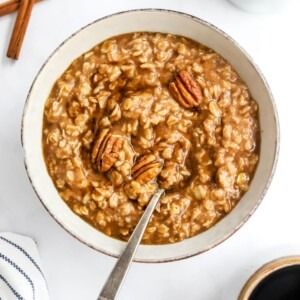 Skip the store-bought packets and make this maple brown sugar oatmeal at home! It comes together in 10 minutes and the combo of maple syrup and brown sugar gives this oatmeal a sweet, caramelized flavor. Maple Syrup Oatmeal, Best Oatmeal Recipe, Maple Brown Sugar Oatmeal, Bowl Of Oatmeal, Brown Sugar Oatmeal, Maple Brown, Best Oatmeal, Sugar Maple, Oatmeal Recipes