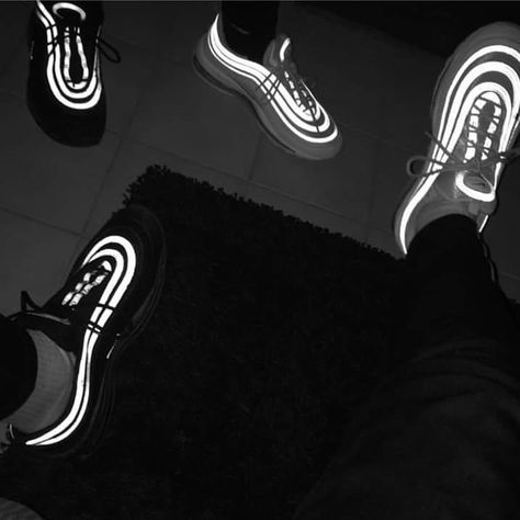 97 Air Max Shoes, Air Max 97 Outfit, Nike 97, Baskets Nike, Air Max Shoes, Nike Wallpaper, Fresh Shoes, Fake Pictures, Nike Air Max 97