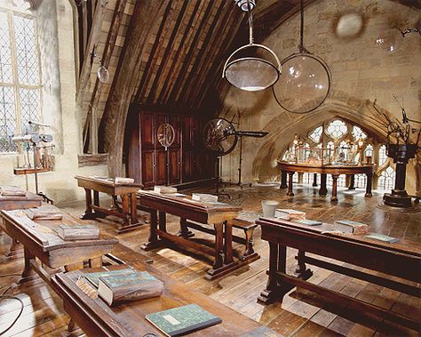 Classe Harry Potter, Hufflepuff Aesthetic, Harry Potter Classroom, Images Harry Potter, Hogwarts Aesthetic, Hogwarts Castle, Albus Dumbledore, Hogwarts School, Harry Potter Aesthetic