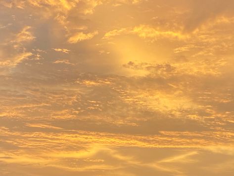 Golden Hour Aesthetic Wallpaper Laptop, Yellow Sky Background, Golden Hour Background, Yellow Lighting Aesthetic, Golden Hour Clouds, Ipad Yellow, Golden Hour Landscape, Golden Hour Sky, Golden Aesthetic