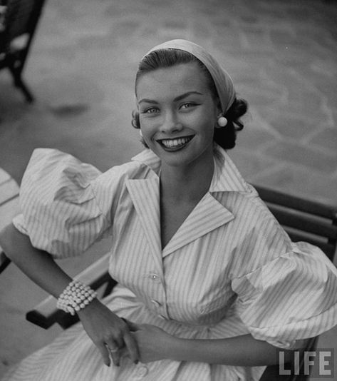 Women In 1940-1950s In Black And White Photos By Nina Leen 1950s Fashion Photography, Nina Leen, 1940s Women, Life Magazine Covers, Fashion 1950s, Shirtwaist Dress, Vintage Fashion Photography, Va Va Voom, Vestidos Vintage