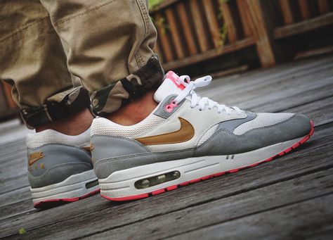 Nike Air Max 1 Pink Pack - 2007 (by Leo Setiawan) Huraches Nike, Nike Air Vapormax 2019, Vapormax 2019, Reflective Shoes, Nike Running Shoes Women, Nike Off White, Sneakerhead Fashion, Nike Air Force 1 High, Shoes 2021