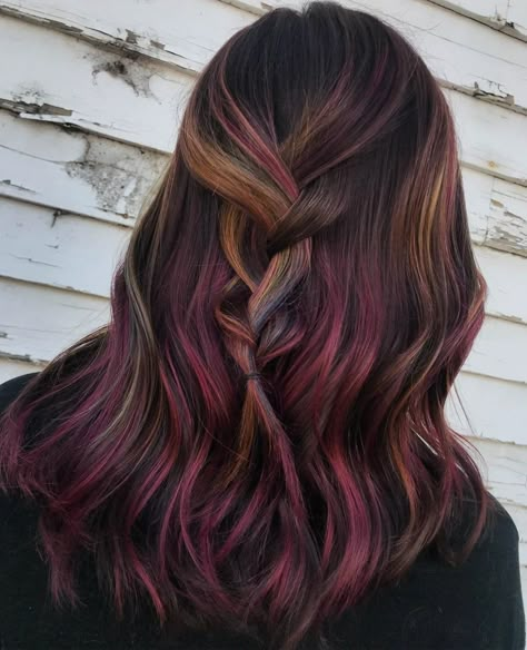 Highlights Burgundy, Maroon Hair Color, Pelo Color Borgoña, Maroon Highlights, Dramatic Hair Colors, Highlights Red, Red Violet Hair, Spring Hair Color Trends, Hair Burgundy