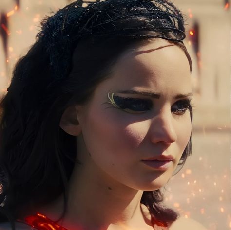 Katniss Everdeen Makeup, Hunter Games, Suzanne Collins, Creative Makeup Looks, Katniss Everdeen, Long Hair Styles Men, Jennifer Lawrence, Creative Makeup, Great Movies