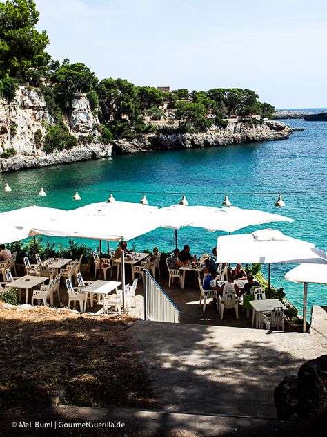 {Mallorca} Eine unvorhergesehene Zoo-Safari, sprechende Luftmatratzen, Porto Christo und das Restaurant mit dem tollsten Blick der Welt - GourmetGuerilla Mallorca Restaurant, Honeymoon Usa, All Inclusive Honeymoon, Honeymoon Cruise, Cliff Diving, Air Mattresses, Voyage Europe, Barcelona Travel, Amazing Travel Destinations