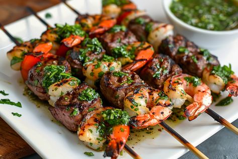 Skewers: Surf & Turf Meets Chimichurri - Miarecipes Chicken Scampi, Steak Kabobs, Steak Dishes, Steak And Shrimp, Ina Garten Recipes, Surf Turf, Surf And Turf, Beef Sirloin, Marinated Steak