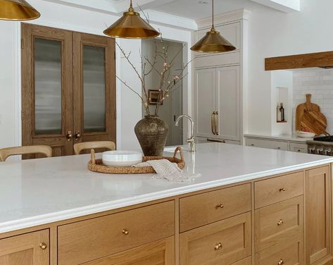 Trending now: Oak kitchens Kitchen With Cabinets, Modern Oak Kitchen, Small Kitchen Cabinet Design, Oak Kitchens, Small Kitchen Cabinets, Painted Cabinets, Island With Seating, Oak Kitchen, Kitchen Cabinet Colors