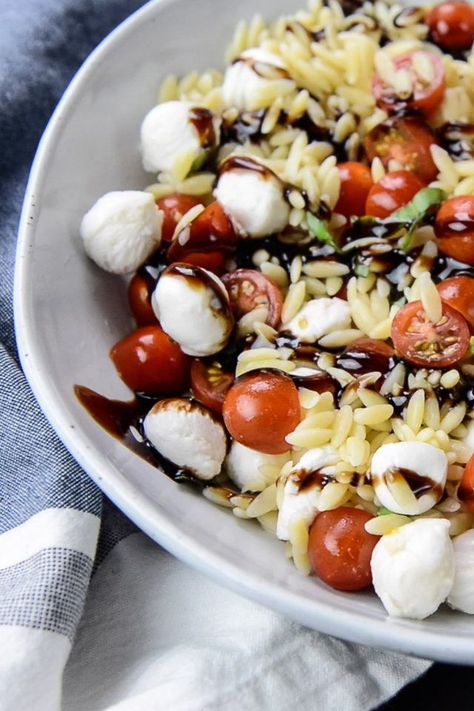 Orzo Caprese Pasta Recipe, your new favorite pasta salad recipe. Perfect for summer cookouts and potlucks! Caprese Orzo, Caprese Pasta Recipe, Orzo Pasta Recipe, Orzo Pasta Recipes, Caprese Pasta, Orzo Recipes, Salad Recipes Video, Summer Cookouts, Orzo Pasta