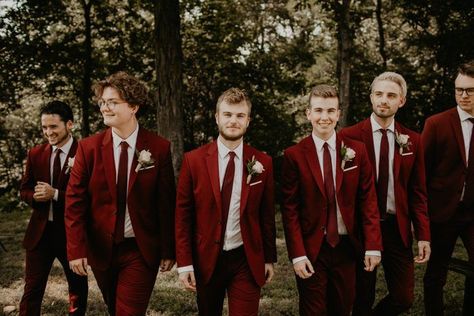 These groomsmen totally rocked their crimson red suits | Image by Hailey Pierce Photography Mens Red Wedding Suits, Red Suits For Men Wedding, Groomsmen Red Attire, Red And Gold Groomsmen Attire, Red Wedding Theme Groomsmen, Red Suit Groomsmen, Dark Red Groomsmen Attire, Red Suit Men Wedding, Wine Red Groomsmen Attire