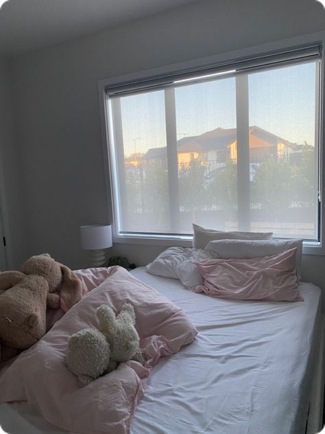 Cozy Room Minimalist, Pink Clean Room Aesthetic, Light Pink Room Aesthetic, Baby Pink Bedroom, Soft Pink Room, Plain Room, Pinterest Room Decor, Girly Room, Dream House Rooms