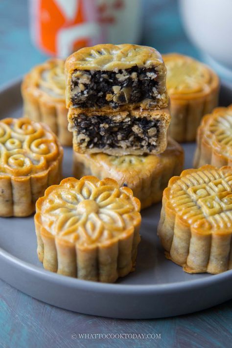 Black Sesame Syrup, Chinese Moon Cake, Mooncake Recipe, Pie Crust Designs, Mooncake Festival, Parchment Paper Baking, Easy Pie, Red Bean, Golden Syrup