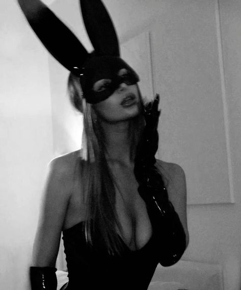 Halloween Costumes For Brunettes, Classy Halloween Costumes, Bunny Mask, Pretty Halloween, Halloween Costume Outfits, Dark Feminine Aesthetic, Halloween Inspo, Fantasias Halloween, Playboy Bunny