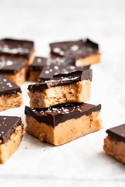 Healthy Peanut Butter Snacks, Chocolate Peanut Butter Protein Bars, Low Carb Protein Bars Recipe, Low Carb Menu, Protein Bar Recipe, No Bake Protein Bars, Peanut Butter Squares, Healthy Peanut Butter Cups, Low Carb Protein Bars