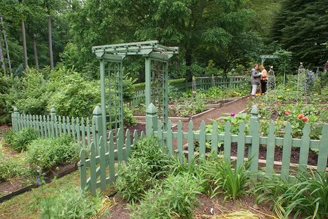 Vegetable garden with green picket fence | Karl Gercens | Flickr Fenced Gardens, Mini Farms, Picket Fence Garden, Fenced Garden, Fenced Vegetable Garden, Garden Gates And Fencing, Diy Garden Fence, Green Fence, Trellis Ideas