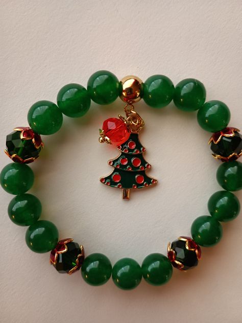 Christmas Bead Bracelet Ideas, Christmas Accessories Jewelry, Christmas Bracelet Ideas, Christmas Beaded Bracelets, Emma's Goodies, Holiday Jewelry Diy, Black Wedding Jewelry, Christmas Jewelry Diy, Christmas Tree Charm