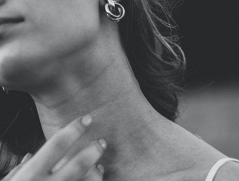 Yes, you heard us right. Our phones are giving us horizontal neck lines. Even if you’re taking great care of the skin on your face, your neck may be giving the impression that you’re older than you are. Read on for more information about how to get rid of horizontal lines on the neck. Hormone Healing, Text Neck, Hyaluronic Acid Fillers, Tech Neck, Neck Lines, Thyroid Issues, Mild Cleanser, Skin Medica, Thyroid Health