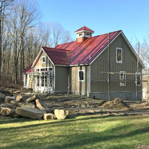 Metal Roof Houses Color Combos, Red Roof House Colors, Red Metal Roof, Small Barn Home, Red Roof House, Yankee Barn Homes, Metal Roof Houses, Plan Garage, Barn Homes Floor Plans