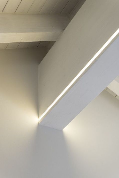 Arredare una stanza buia: 5 segreti per illuminare! - Architempore Attic Lighting Ideas, Cove Lighting, Lighting Concepts, Indirect Lighting, Minimalist Lighting, Lighting Design Interior, Linear Lighting, Light Architecture, Ceiling Beams