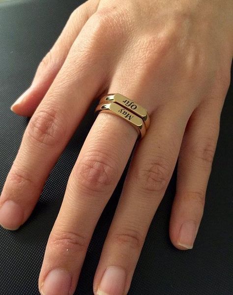 Engraved Rings Personalized, Ring Initial, Gold Finger Rings, Mommy Jewelry, Gold Rings Simple, Engraved Ring, Letter Ring, Gold Rings Fashion, Personalized Ring